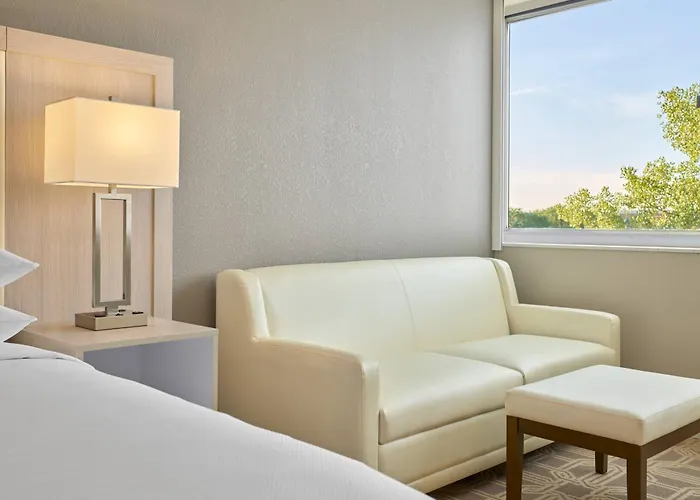 Hotel Delta By Marriott Chicago Willowbrook